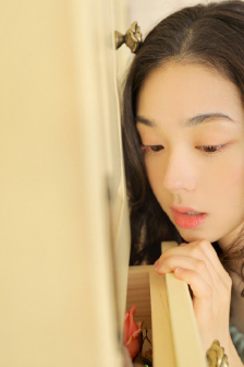 女子当众撩衣给男友喂NAI